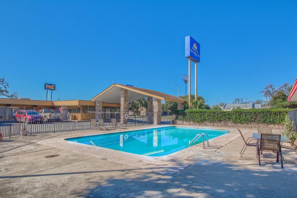 Americas Best Value Inn Uvalde Main image 1